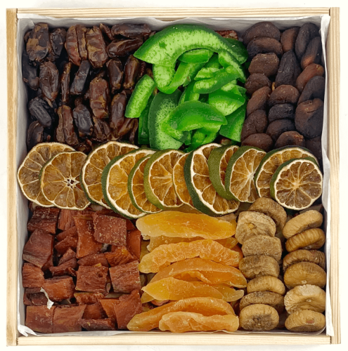 Suszone owoce w drewnianej skrzynce