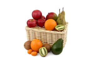 Wiklinowy kosz prezentowy z owocami - jabłka, gruszki, kiwi, pomarańcze, mango,