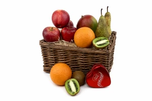 Wiklinowy kosz prezentowy z owocami z sercem - jabłka, gruszki, pomarańcze, kiwi, mango, czekoladowe praliny