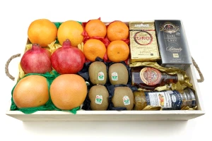 Drewniana skrzynka z owocami premium i dodatkami - pomarańcze, granaty, grejpfruty kiwi, mandarynki kawa herbata