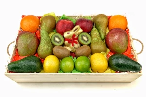 Drewniana skrzynka z owocami na Wielkanoc - awokado, cytryna, gruszka, jabłko, kiwi, limonka, mango, zajączek Lindt